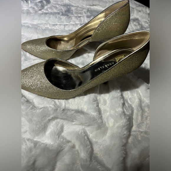 Jessica Simpson Golden Shoes - Picture 6 of 8